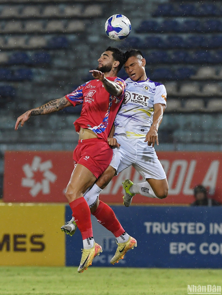 Tình huống tranh bóng trên không của cầu thủ Hà Nội và Thành phố Hồ Chí Minh. (Ảnh: TRẦN HẢI) Tình huống tranh bóng trên không của cầu thủ Hà Nội và Thành phố Hồ Chí Minh. (Ảnh: TRẦN HẢI)