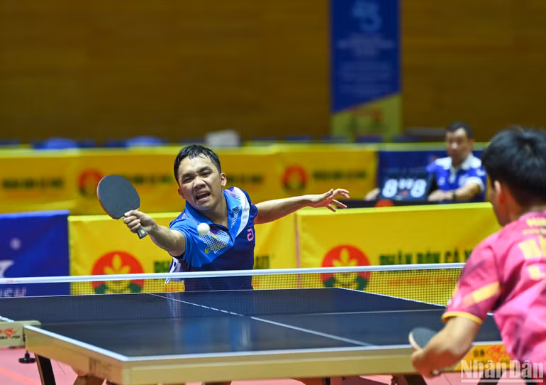 Với kinh nghiệm thi đấu cùng kỹ thuật vượt trội, Đinh Anh Hoàng đã giành thắng lợi 3-0 mang về lợi thế cho Công an Nhân dân T&T 1. (Ảnh: DUY LINH)