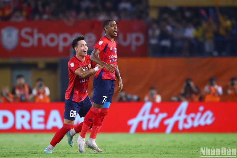 Alan đưa tỷ số lên 2-1 cho Công an Hà Nội. (Ảnh: SƠN TÙNG) Alan đưa tỷ số lên 2-1 cho Công an Hà Nội. (Ảnh: SƠN TÙNG)