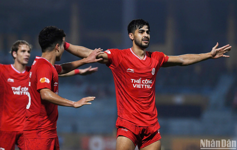 Pedro Henrique nâng tỷ số lên 2-0 cho Thể Công Viettel. (Ảnh: TRẦN HẢI) Pedro Henrique nâng tỷ số lên 2-0 cho Thể Công Viettel. (Ảnh: TRẦN HẢI)