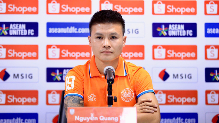 Tiền vệ Nguyễn Quang Hải phát biểu tại buổi họp báo. (Ảnh: VFF)