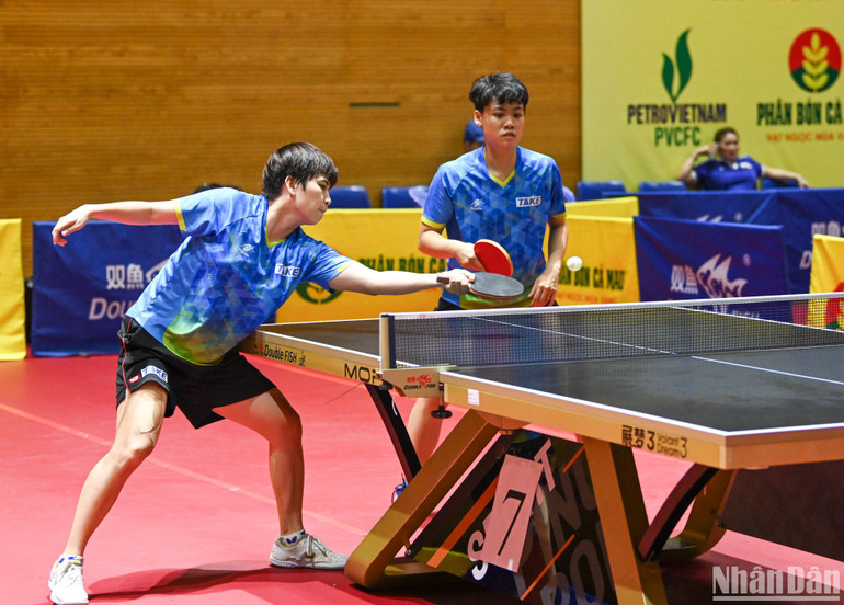 Mỹ Trang - Nguyễn Thị Nga giành thắng lợi trong ván đấu thứ 2 và thứ 3 với tỷ số 11-6, 11-3. (Ảnh: DUY LINH)