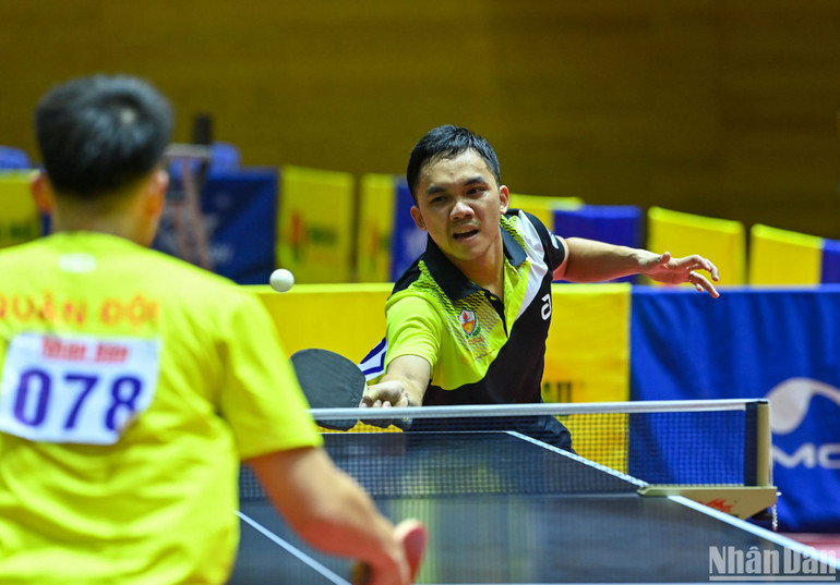 Tay vợt Đinh Anh Hoàng (Công an Nhân dân T&T 1) cùng đồng đội giành thắng lợi sít sao với tỷ số 3-2 trước Quân đội 1. (Ảnh: DUY LINH)