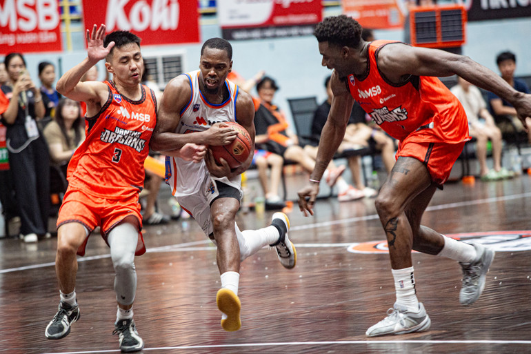 Taishaun Johnson tả xung hữu đột giúp Hanoi Buffaloes gỡ hòa 96-96. (Ảnh: VBA)
