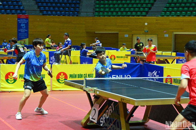 Cặp đôi Nguyễn Văn Nam - Nguyễn Khoa Diệu Khánh thi đấu quyết tâm, dứt điểm chính xác và giành thắng lợi liên tiếp trong ván đấu thứ 2 và thứ 3 cùng với tỷ số 11-9. (Ảnh: DUY LINH)
