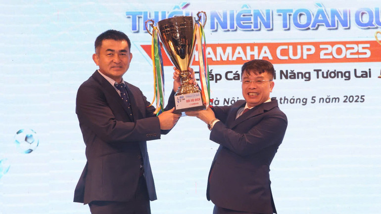 Chiếc cúp vô địch của giải đấu.