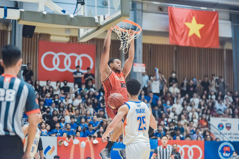 John Fields úp rổ trước mặt Udun Osakue. John Fields úp rổ trước mặt Udun Osakue.