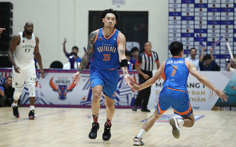 Tâm Đinh và Tiến Dương truyền lửa nhiệt huyết tới đồng đội và khán giả trên sân.