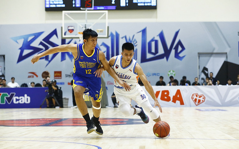 Huy Hoàng đã sắm vai chủ lực với 21 điểm và 8 kiến tạo. Huy Hoàng đã sắm vai chủ lực với 21 điểm và 8 kiến tạo.