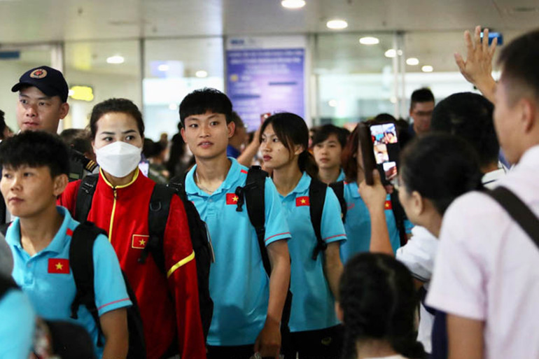Khá đông người hâm mộ chào đón đội tuyển nữ Việt Nam tại sân bay Nội Bài. (Ảnh: VFF)