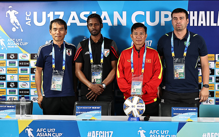 Huấn luyện viên Hoàng Anh Tuấn cùng huấn luyện viên của U17 Nhật Bản, U17 Ấn Độ và U17 Uzbekistan. (Ảnh: VFF)