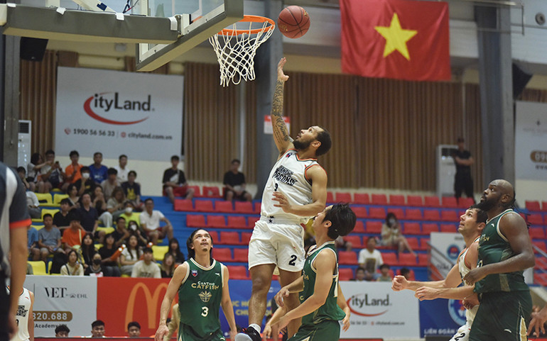 Jermaine Marrow giúp Danang Dragons thu ngắn cách biệt.