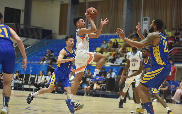 Các tay ném của Hanoi Buffaloes nhập cuộc khá thận trọng trước Amir Williams. Các tay ném của Hanoi Buffaloes nhập cuộc khá thận trọng trước Amir Williams.