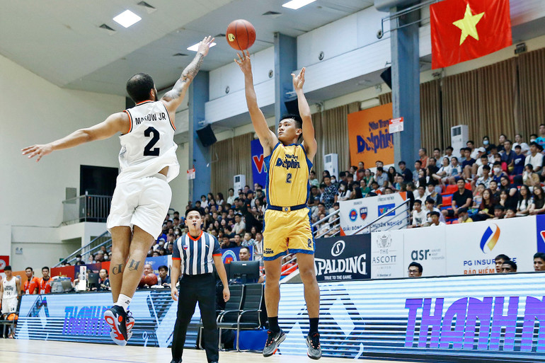 Võ Huy Hoàn ném ba điểm.
