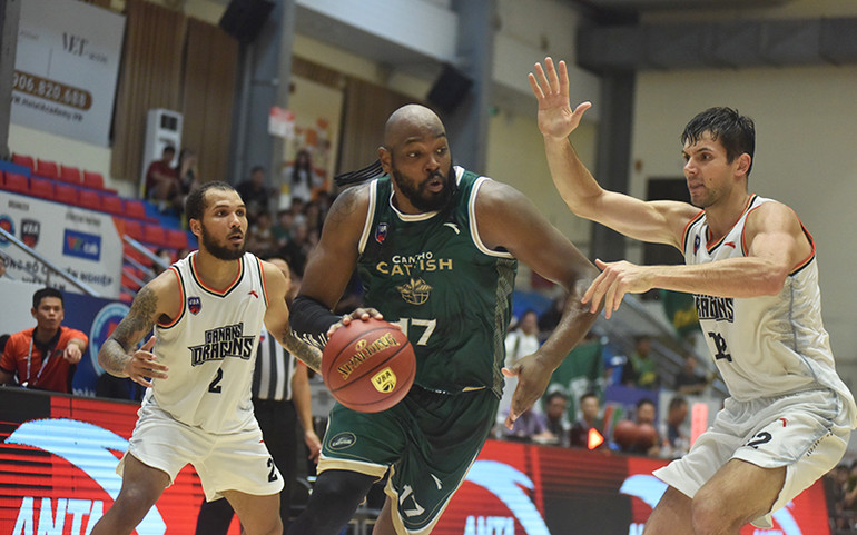 DeAngelo Hamilton tấn công khu vực cận rổ.