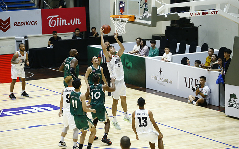 Trận đấu diễn ra hấp dẫn khi cách biệt chỉ là một điểm mong manh.