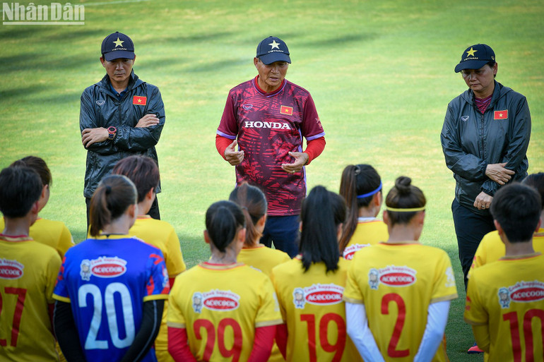 Huấn luyện viên Mai Đức Chung dặn dò các học trò trước buổi tập. (Ảnh: THÀNH ĐẠT) Huấn luyện viên Mai Đức Chung dặn dò các học trò trước buổi tập. (Ảnh: THÀNH ĐẠT)