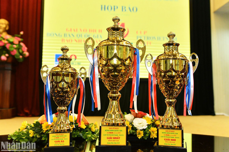 Những chiếc cúp vô địch của Giải đấu.