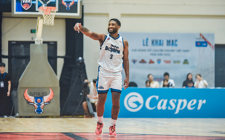 Madarious Gibbs ăn mừng pha ba điểm.