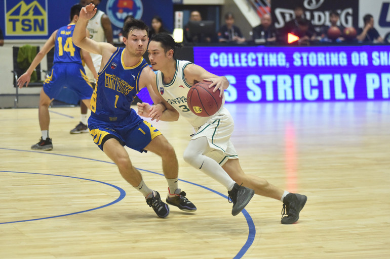 Michael Soy dẫn bóng đột phá từ vạch 3 điểm. Michael Soy dẫn bóng đột phá từ vạch 3 điểm.