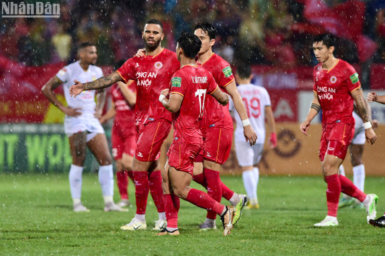 John Cley ăn mừng cùng các đồng đội.