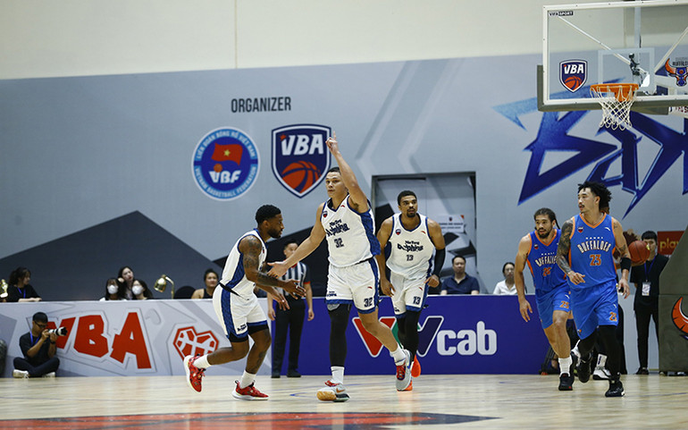 Dominique Tham ghi điểm sau đường chuyền của Gibbs.