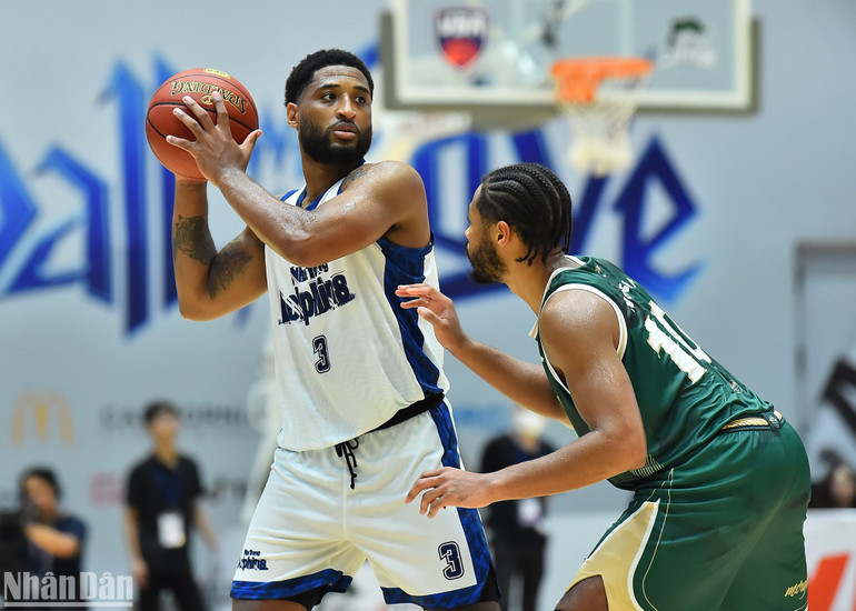 Madarious Gibbs tìm lại cảm giác thi đấu vốn có để mang về 30 điểm và bảy kiến tạo.