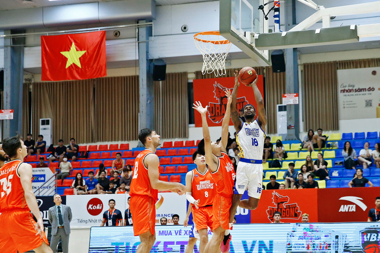 Khi có nhiều khoảng trống, Jeremy Smith ngay lập tức thể hiện khả năng công phá của mình.