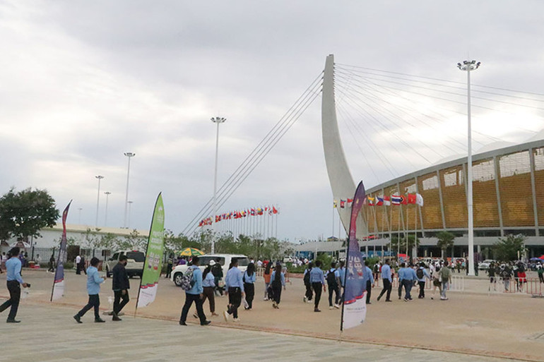 Nhiều bộ ngành tổ chức cho cán bộ nhân viên đến dự Lễ bế mạc Đại hội thể thao Người khuyết tật Đông Nam Á lần thứ 12.