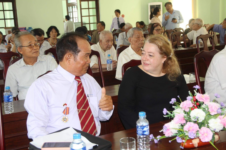 Ông Nguyễn Đắc Tấn - Chủ tịch Hội hữu nghị Việt-Nga tỉnh Phú Yên và bà Maria Mizonova. Ông Nguyễn Đắc Tấn - Chủ tịch Hội hữu nghị Việt-Nga tỉnh Phú Yên và bà Maria Mizonova.