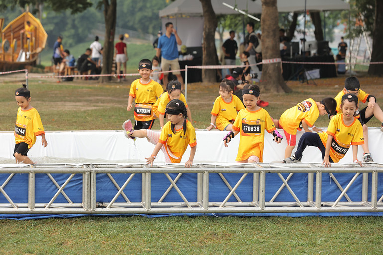 Nhóm tuổi thấp hơn như trẻ 6-7 tuổi tranh tài ở cự ly 1.000m với 8 chướng ngại vật phù hợp. Nhóm tuổi thấp hơn như trẻ 6-7 tuổi tranh tài ở cự ly 1.000m với 8 chướng ngại vật phù hợp.