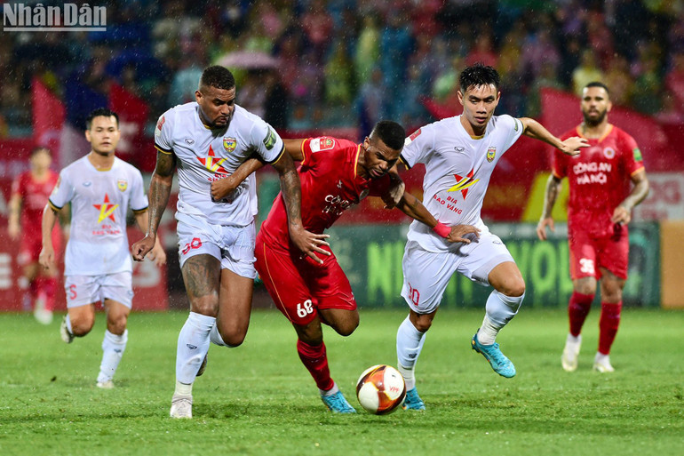 Các cầu thủ Hồng Lĩnh Hà Tĩnh rất nỗ lực dù đã bị dẫn trước 0-4.