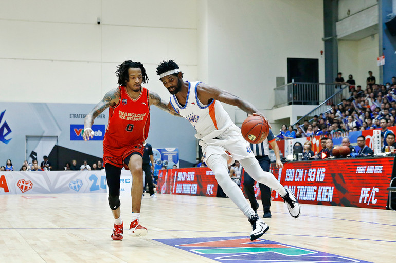 Anthony January (trắng) là đầu tàu ghi điểm của Hà Nội và cũng là MVP của trận đấu. Anthony January (trắng) là đầu tàu ghi điểm của Hà Nội và cũng là MVP của trận đấu.