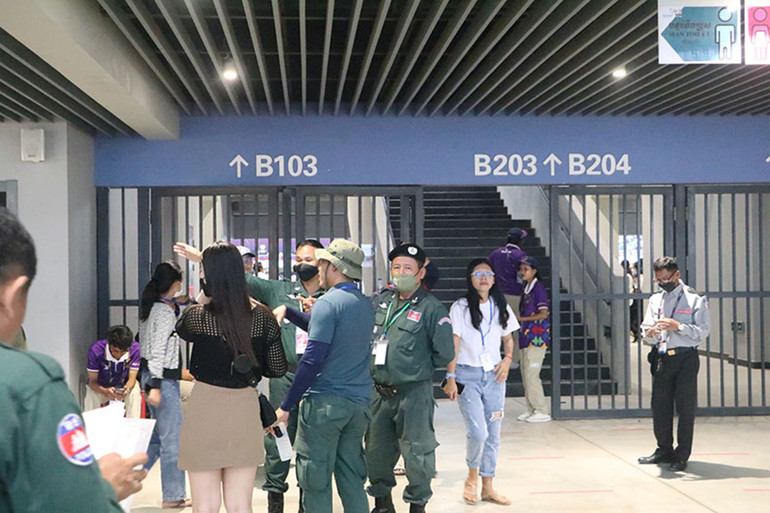 Công tác bảo đảm an ninh an toàn cho lễ khai mạc được thực hiện nghiêm ngặt. Công tác bảo đảm an ninh an toàn cho lễ khai mạc được thực hiện nghiêm ngặt.