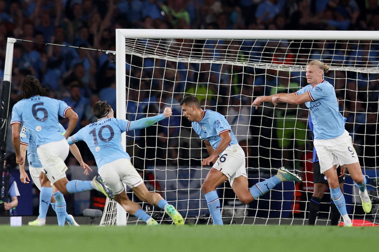 Rodri và đồng đội ăn mừng cuồng nhiệt sau pha ghi bàn. (Ảnh: Reuters)