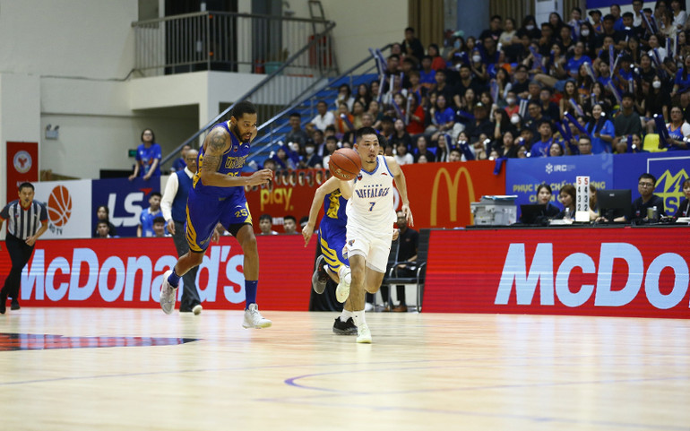 Tiến Dương bất ngờ cướp bóng của ngoại binh cao Amir Williams 2,11m để rồi lên rổ ghi điểm. Tiến Dương bất ngờ cướp bóng của ngoại binh cao Amir Williams 2,11m để rồi lên rổ ghi điểm.