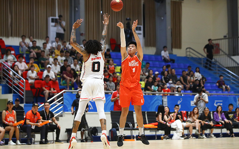 William Trần ném xa.