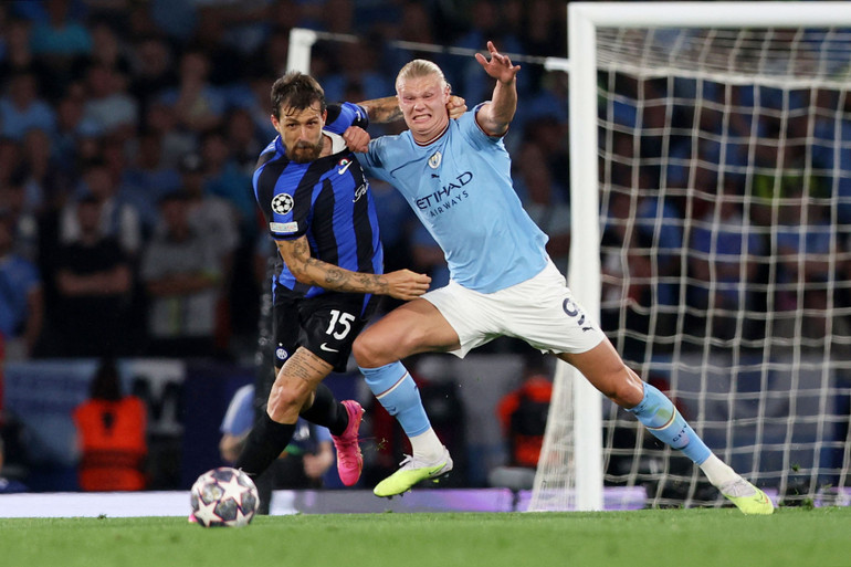 Erling Haaland bị "chăm sóc" kỹ càng.