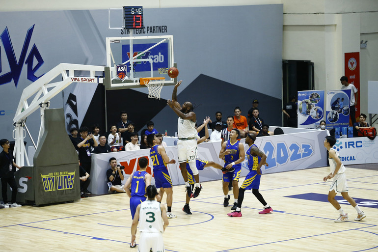 DeAngelo Hamilton dứt điểm cận rổ. DeAngelo Hamilton dứt điểm cận rổ.