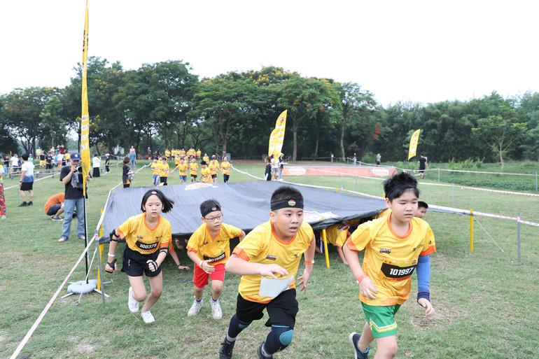 Nhóm trẻ 10-12 tuổi tranh tài tại cự ly 1.800m với 12 chướng ngại vật. Nhóm trẻ 10-12 tuổi tranh tài tại cự ly 1.800m với 12 chướng ngại vật.