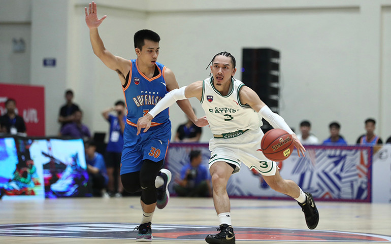 Michael Soy giúp Cantho Catfish vươn lên bằng những pha ném xa chính xác.