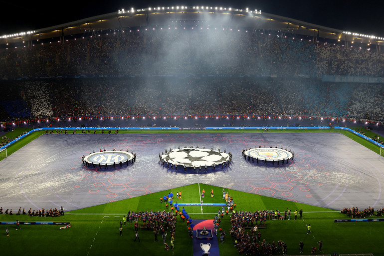 Trận chung kết cúp C1 diễn ra tại sân Ataturk (Thổ Nhĩ Kỳ) với những khán đài chật kín. (Ảnh: Reuters)
