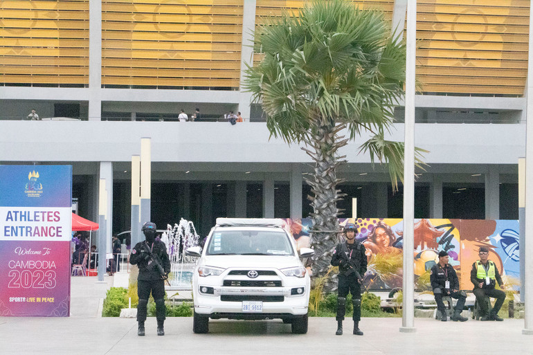 Lối vào sân vận động dành cho vận động viên được bảo vệ nghiêm ngặt.