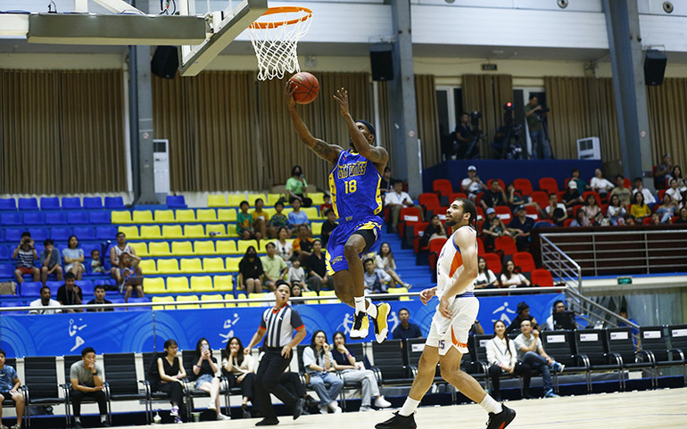 Jeremy Smith (áo xanh) lên rổ. Jeremy Smith (áo xanh) lên rổ.