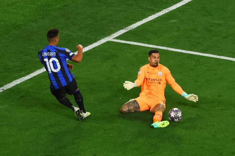 Inter Milan đã có cơ hội mười mươi để mở tỷ số từ sai lầm của trung vệ Manuel Akanji nhưng Lautaro Martinez lại xử lý tồi trong tình huống đối mặt thủ môn Ederson.