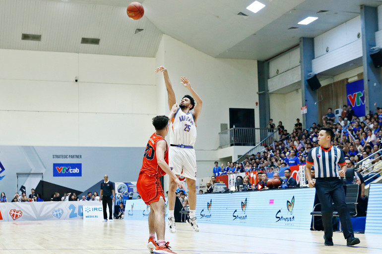 Ngoại binh Udun Osakue có màn chào sân ấn tượng nhưng đã gặp phải chấn thương đáng tiếc. Ngoại binh Udun Osakue có màn chào sân ấn tượng nhưng đã gặp phải chấn thương đáng tiếc.