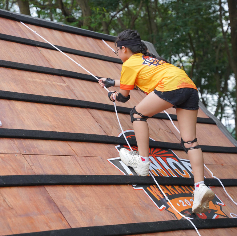 Nhiều bé nữ được trang bị thêm đồ bảo hộ. Nhiều bé nữ được trang bị thêm đồ bảo hộ.