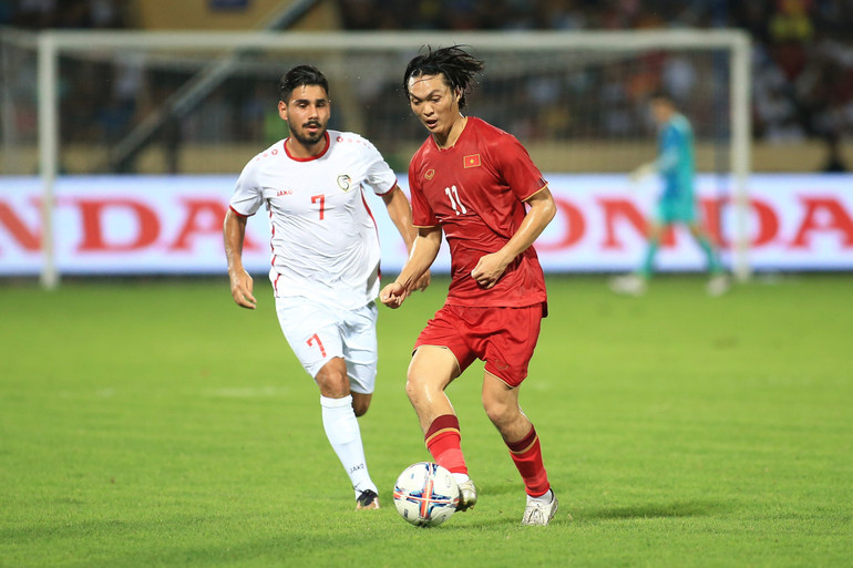 Tiền vệ Tuấn Anh có màn thể hiện ấn tượng trước đội tuyển Syria. Tiền vệ Tuấn Anh có màn thể hiện ấn tượng trước đội tuyển Syria.