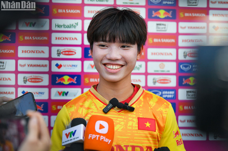 Cầu thủ trẻ Vũ Thị Hoa trước ống kính phóng viên. (Ảnh: THÀNH ĐẠT) Cầu thủ trẻ Vũ Thị Hoa trước ống kính phóng viên. (Ảnh: THÀNH ĐẠT)