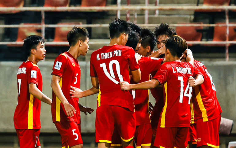 Các đồng đội ăn mừng bàn thắng mở tỷ số của Lê Đình Long Vũ. (Ảnh: VFF)